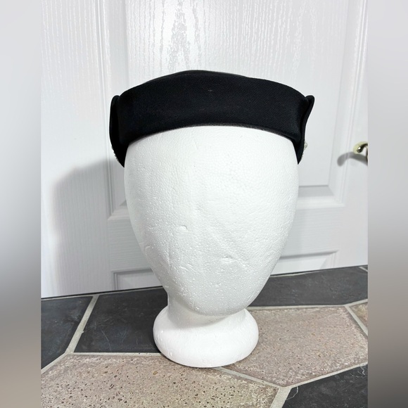 60s Structured Pillbox Hat Double Pearl Brooch Tabs Black Vintage - Picture 2 of 8